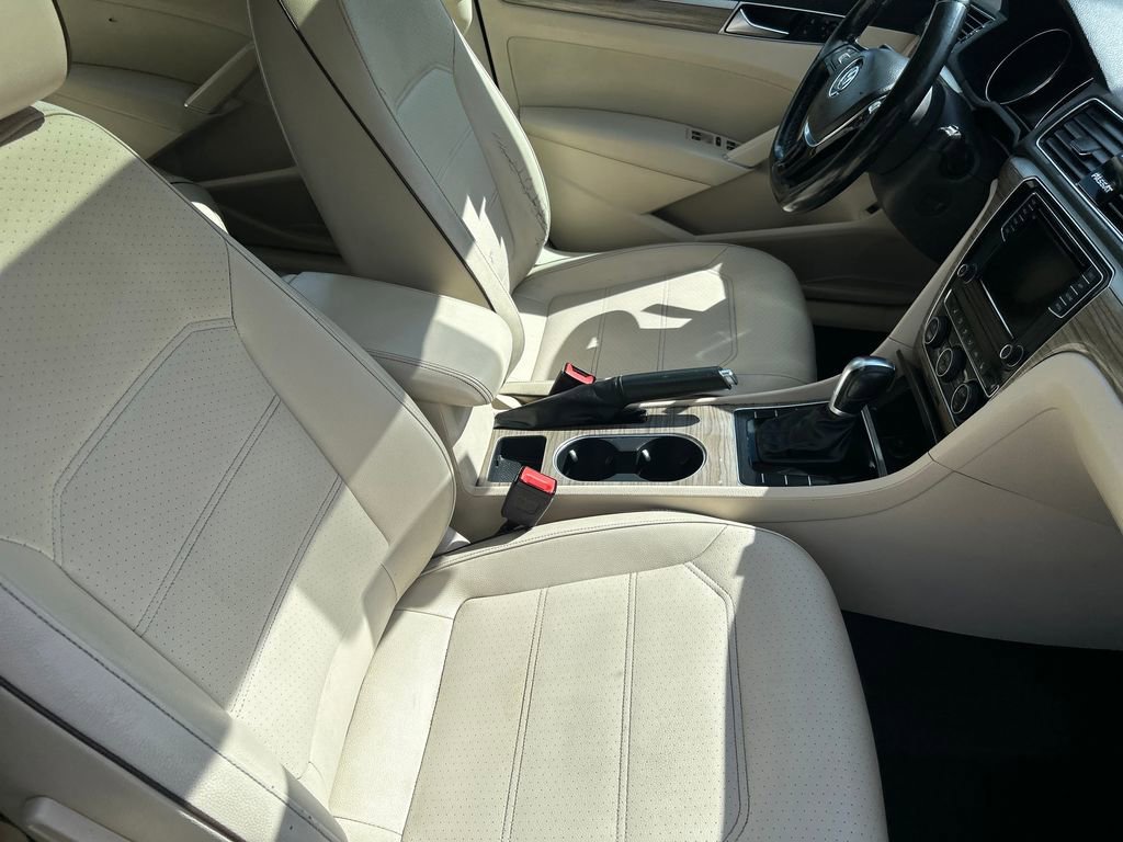 Used 2018 Black Volkswagen 2.0T SE image 14