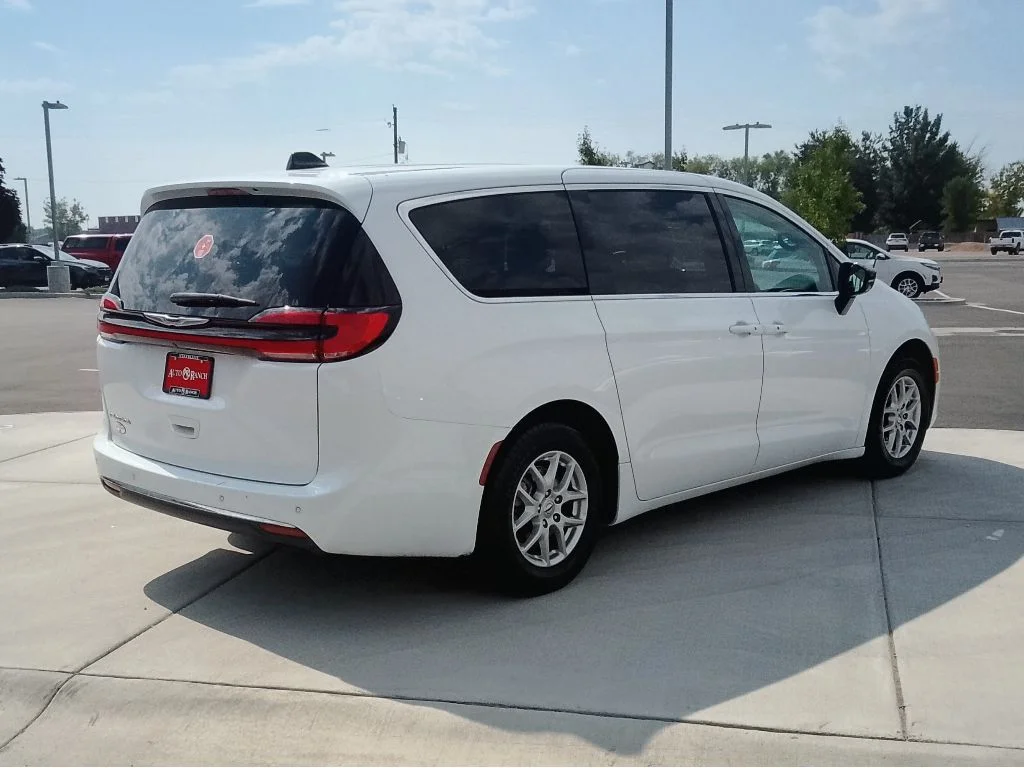 Used 2025 Bright White Clearcoat Chrysler Select image 3