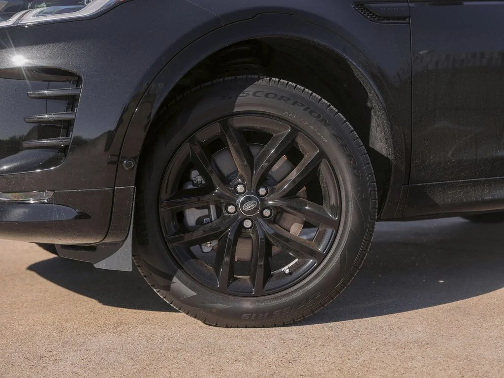 New 2025 Black Land Rover SE image 3