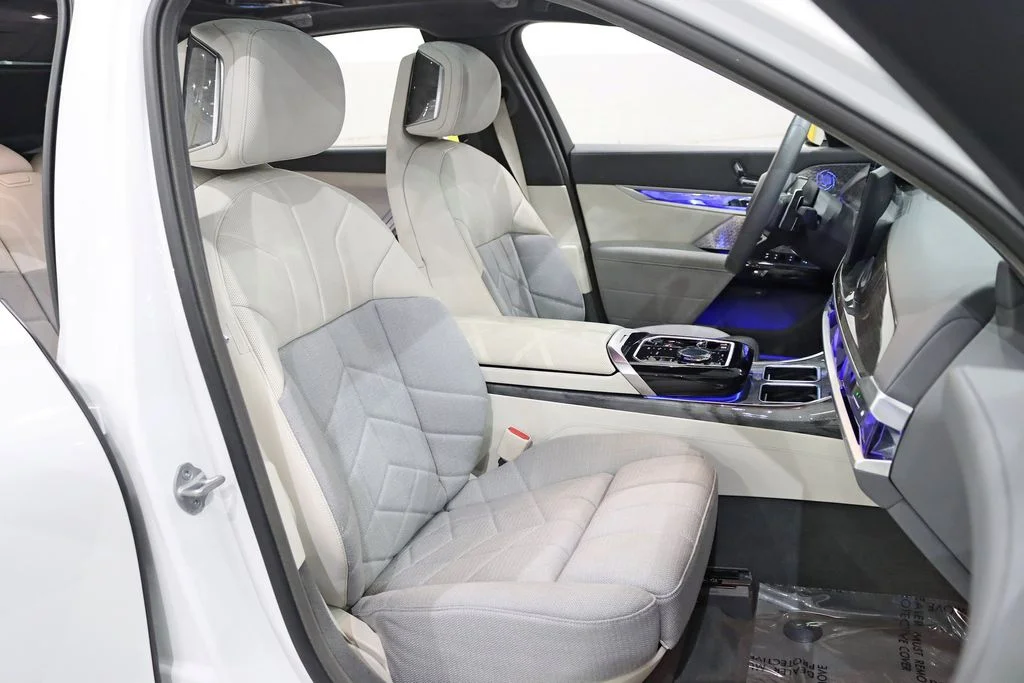 Used 2024 White BMW 760i xDrive image 30