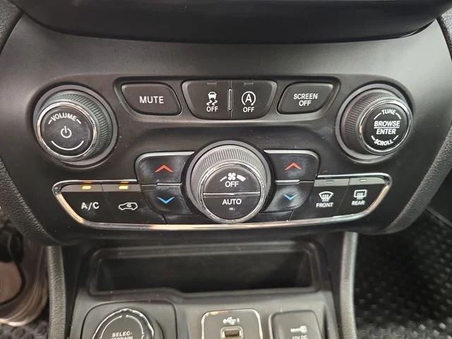 Used 2021 Bright White Clearcoat Jeep Latitude Lux image 23