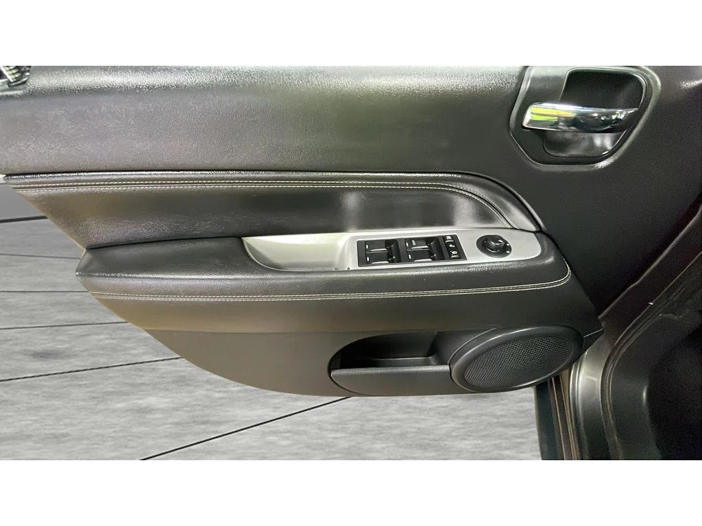 Used 2017 Granite Crystal Clearcoat Metallic Jeep Latitude image 10