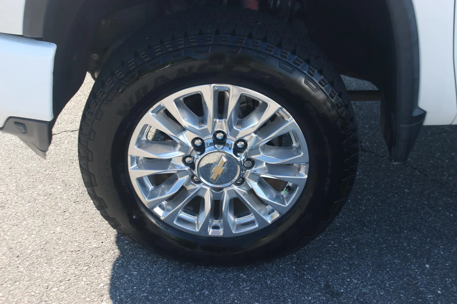 Used 2021 IRIDESCENT PEARL TRICOAT Chevrolet High Country image 32