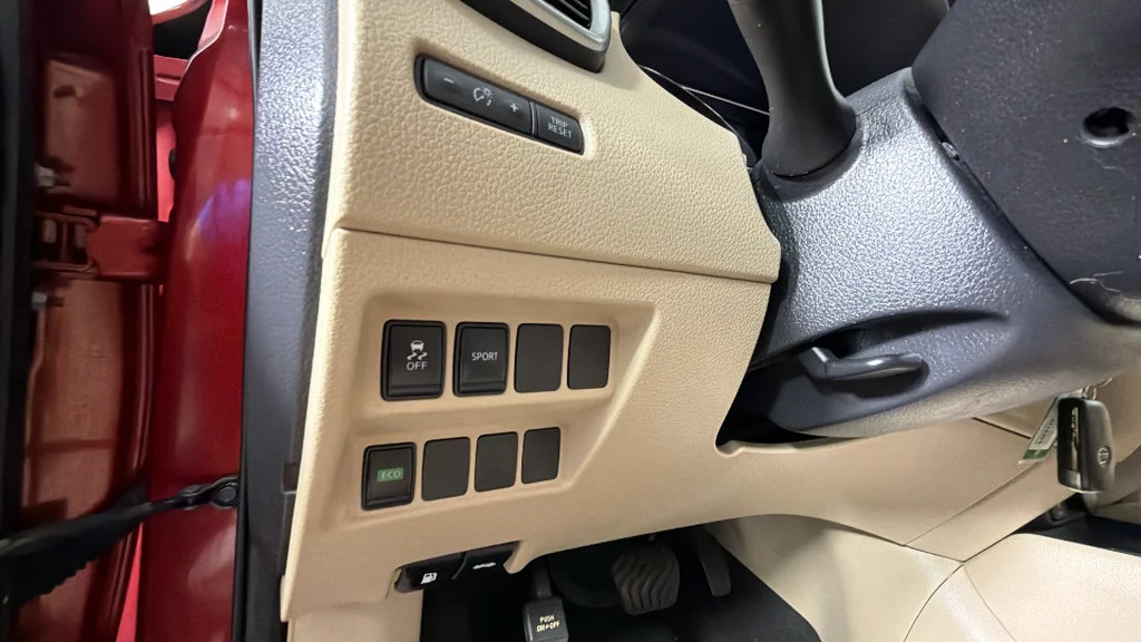 Used 2016 Red Nissan S image 25