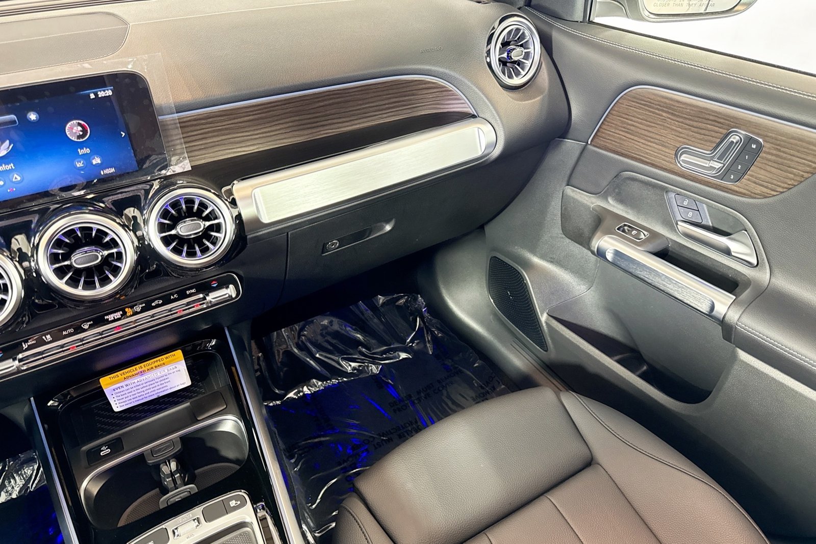 New 2026 Polar White Mercedes-Benz GLB 250 image 21