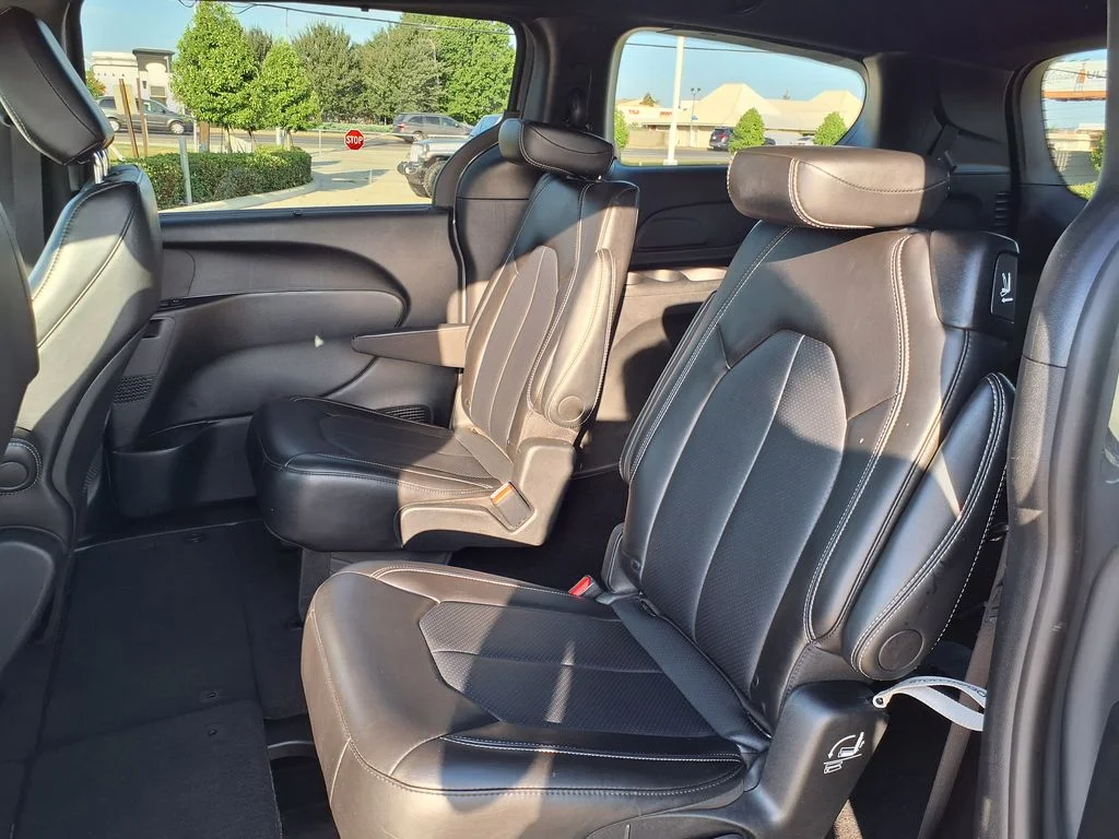 Used 2025 White Chrysler Select image 19