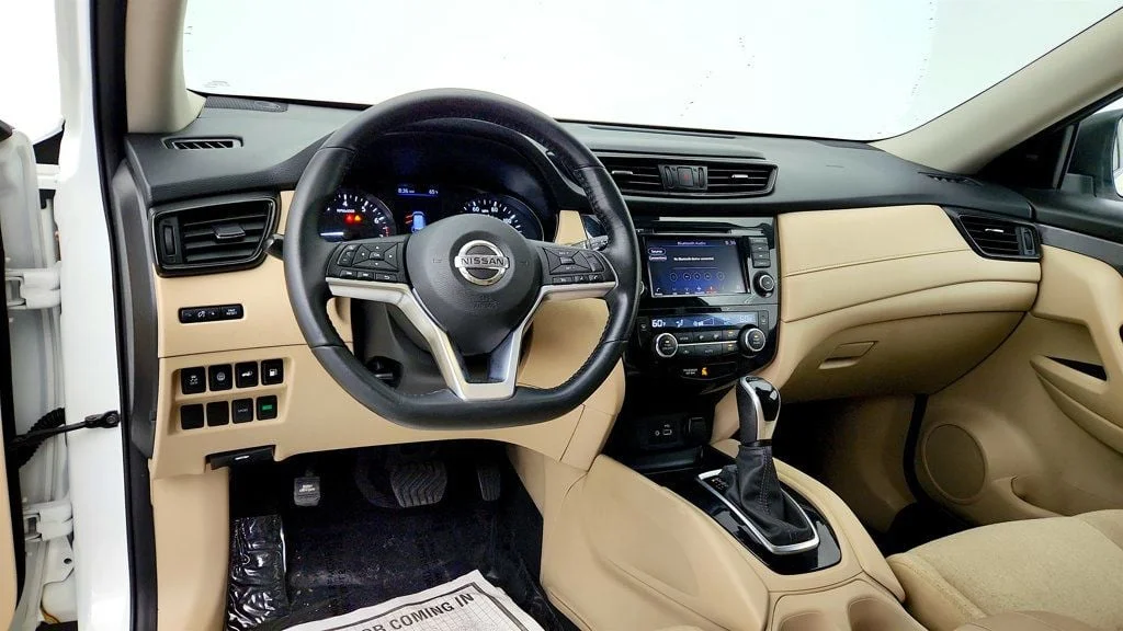 Used 2019 Pearl White Tricoat Nissan FWD SV image 12