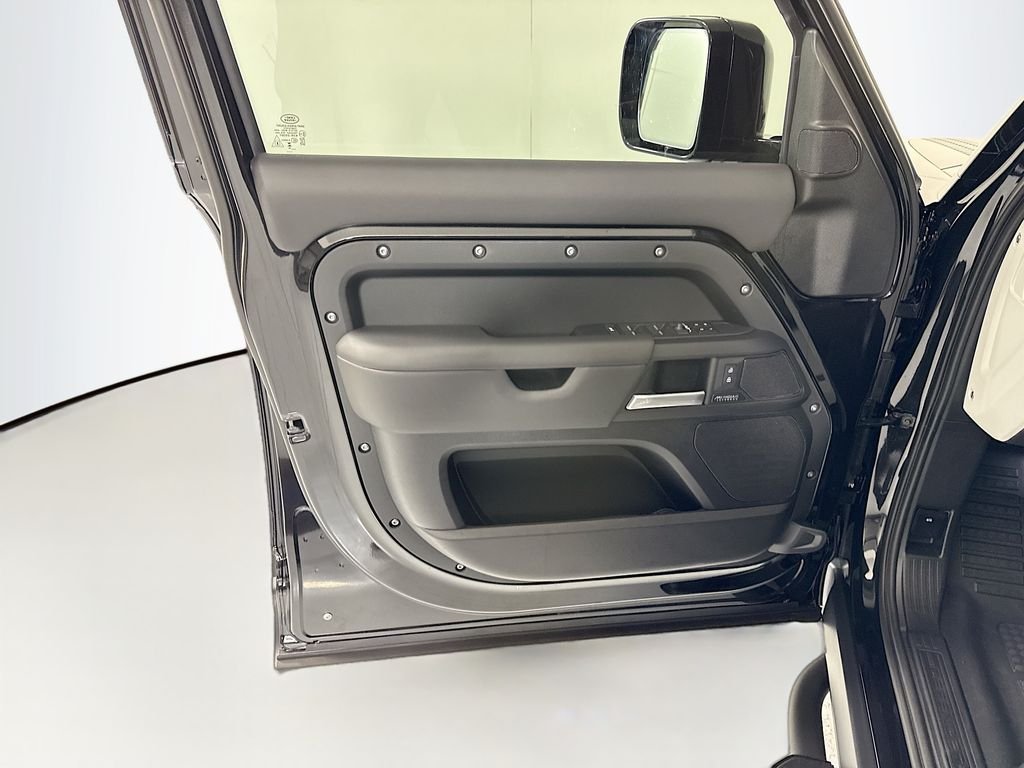 New 2026 Santorini Black Metallic Land Rover X-Dynamic SE image 26
