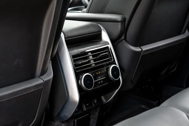 Used 2024 White Land Rover SE image 48