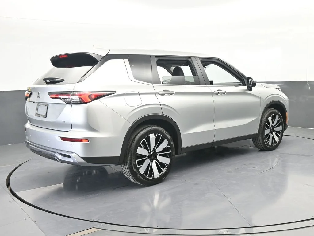 New 2026 Silver Alloy Mitsubishi SE image 6