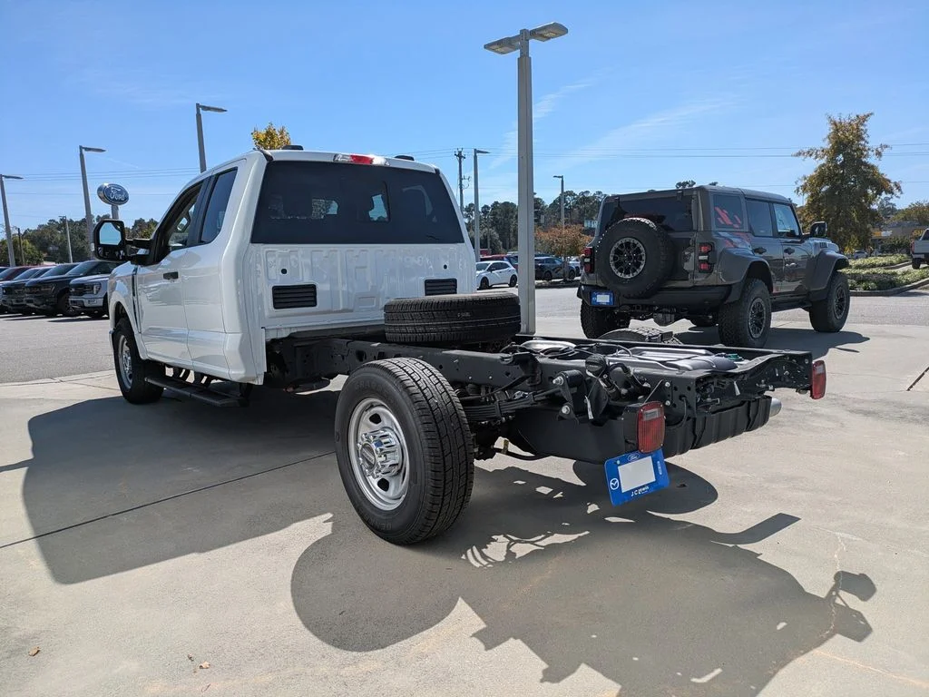 2025 Ford F-350 Super Duty Chassis Cab XL - Photo 6