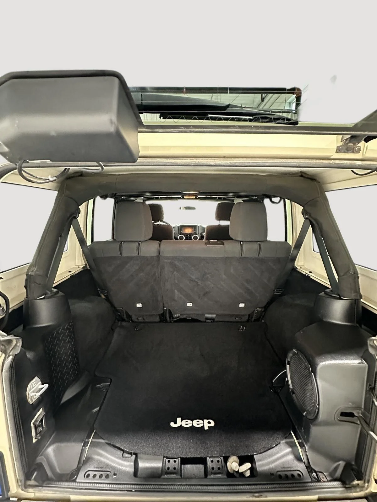 Used 2011 Tan Jeep Sahara image 17