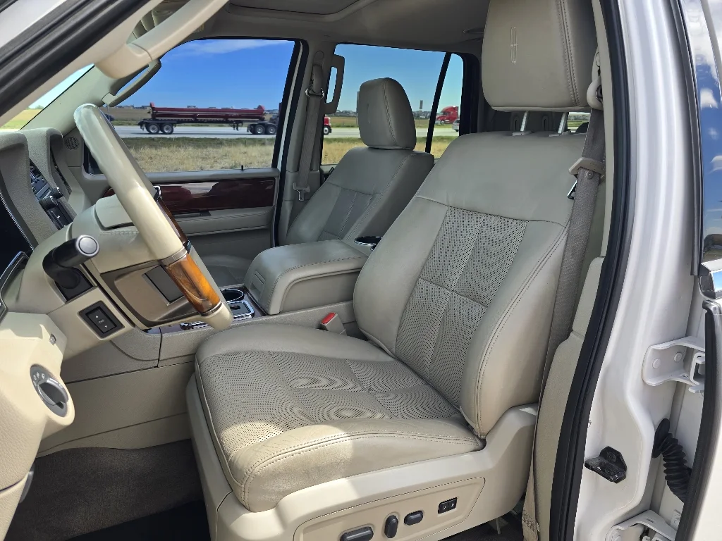 Used 2013 White Platinum Metallic Tri-Coat Lincoln  image 13