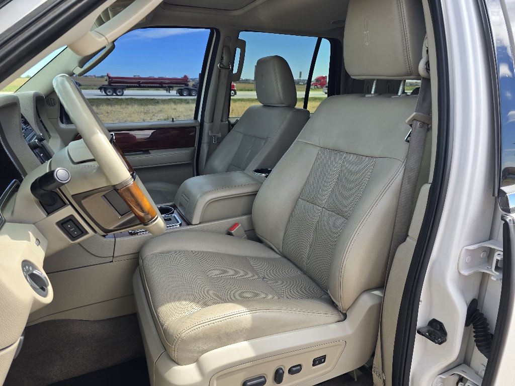 Used 2013 White Platinum Metallic Tri-Coat Lincoln  image 13