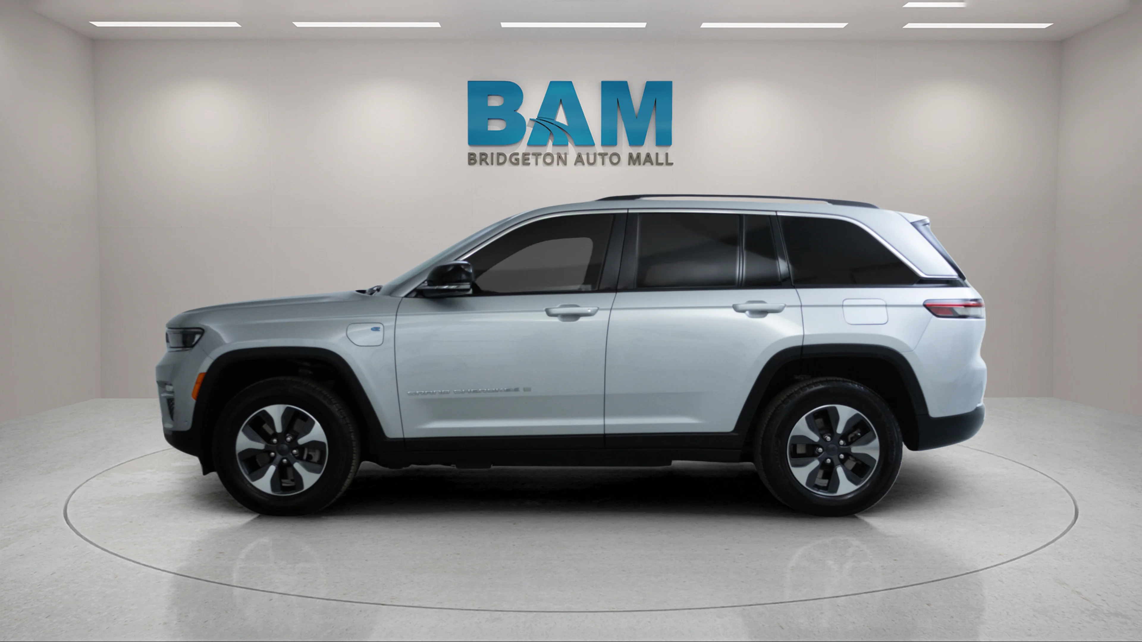 Used 2023 Silver Zynith Jeep  image 4