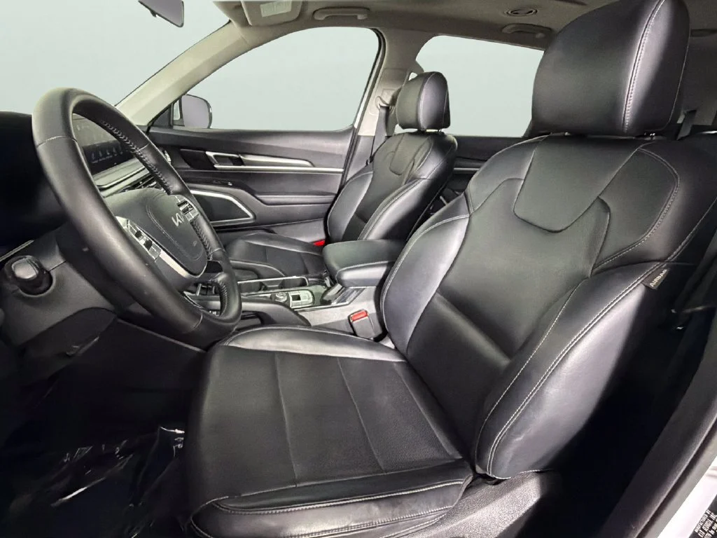 Used 2022 White Kia S image 18