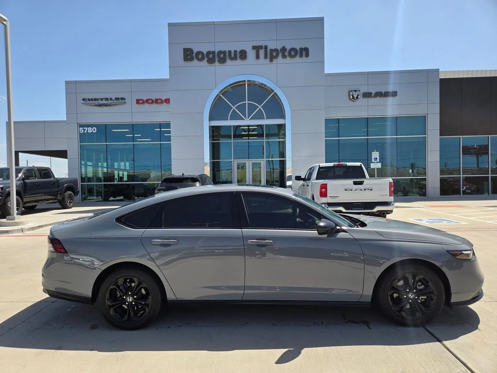 Used 2025 White Honda SE image 2