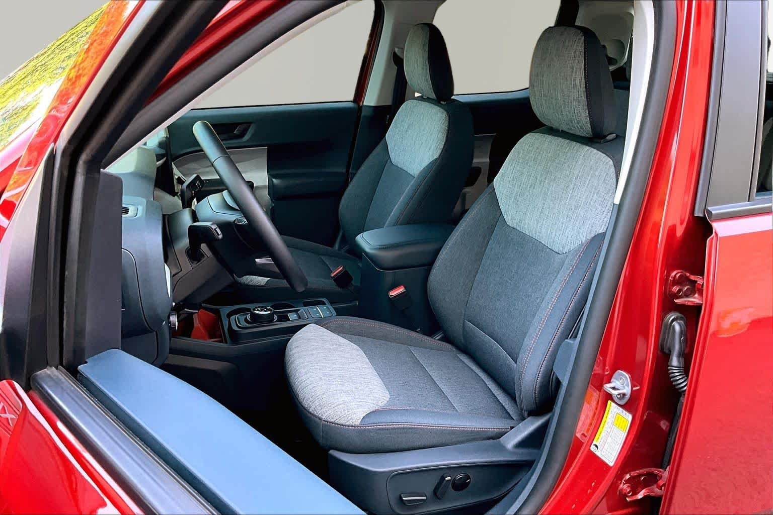 Used 2023 Hot Pepper Red Tinted Clearcoat Ford XLT image 8