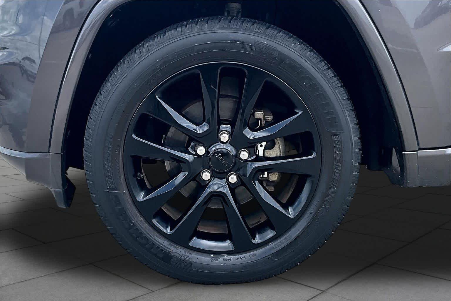 Used 2019 Granite Crystal Metallic Clearcoat Jeep Altitude image 11