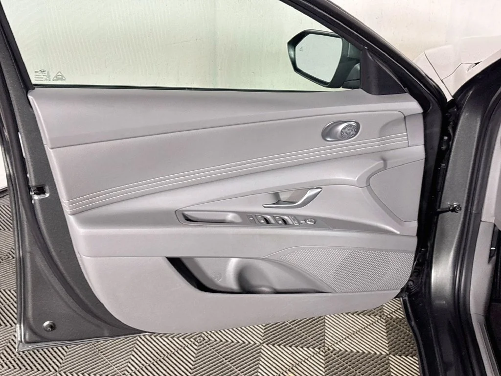 Used 2025 Gray Hyundai SEL Convenience image 10