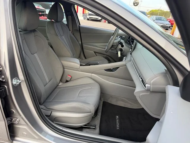 Used 2024 Metal Hyundai SE image 16