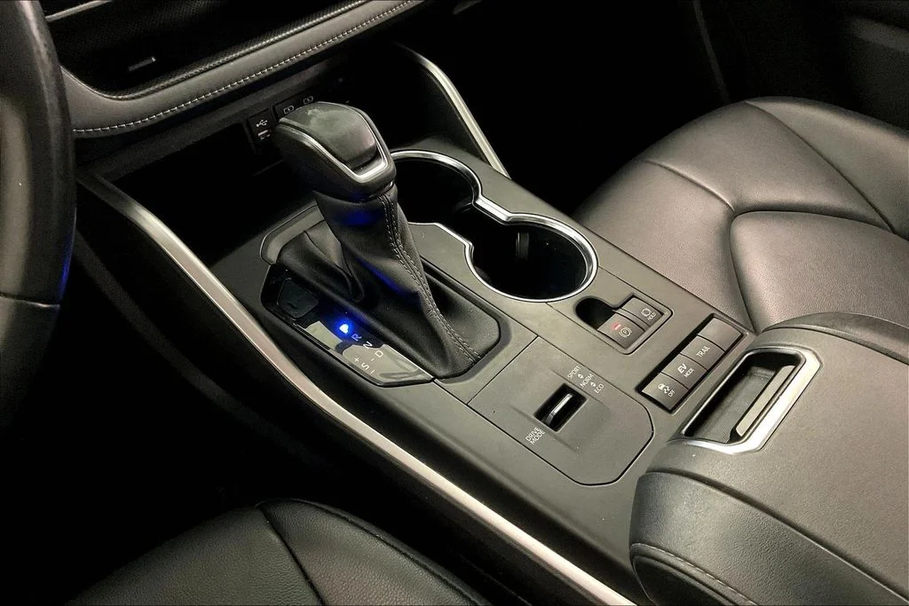 Used 2022 Silver Toyota XLE image 19