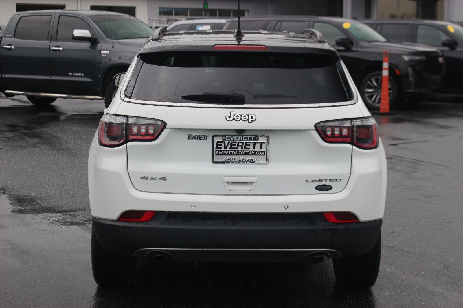Used 2023  Jeep Limited image 6