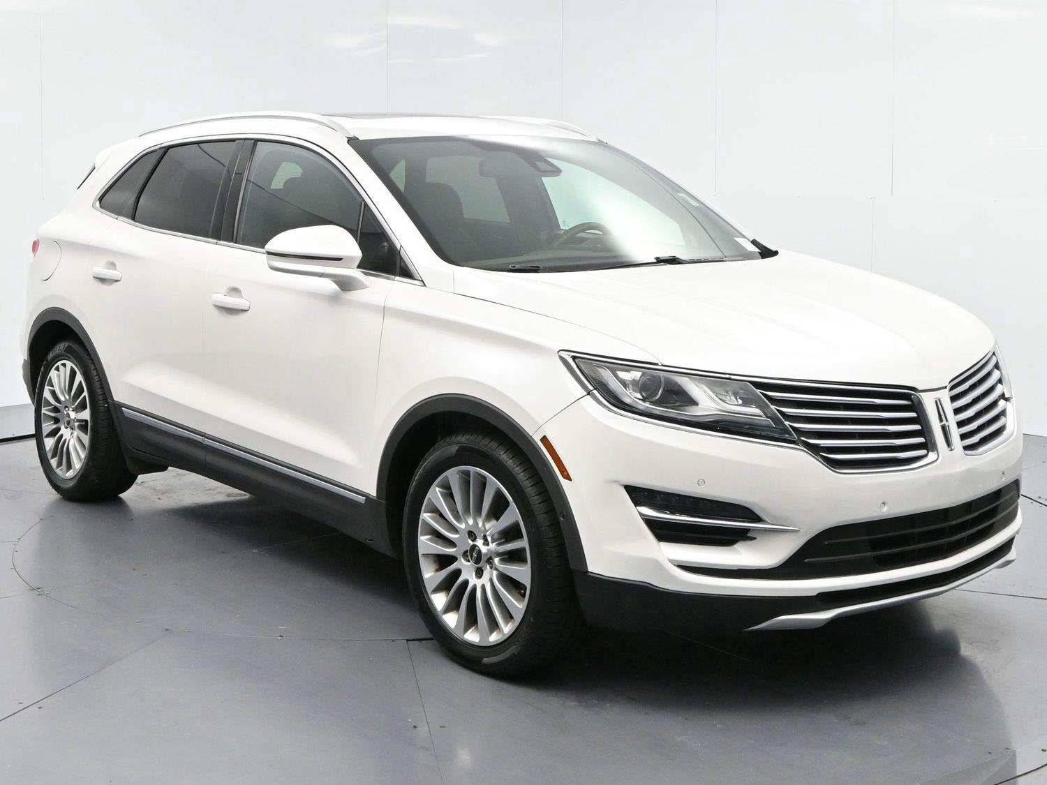 Used 2015 White Platinum Metallic Tri-Coat Lincoln FWD 4dr image 2