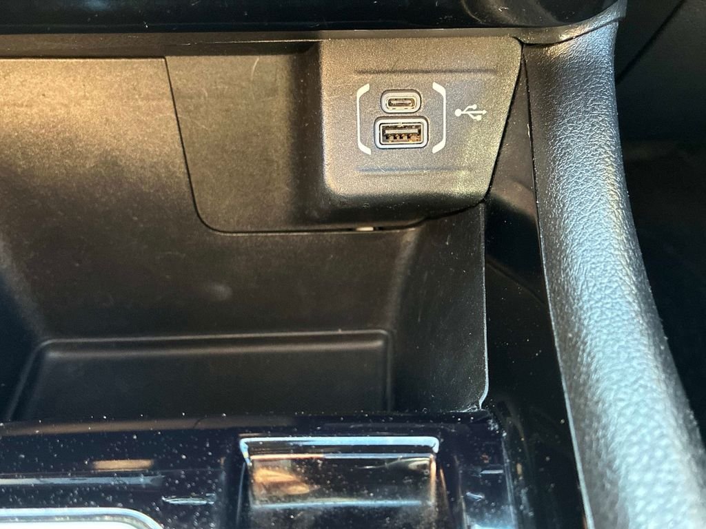 Used 2022 Silver Jeep Latitude image 30