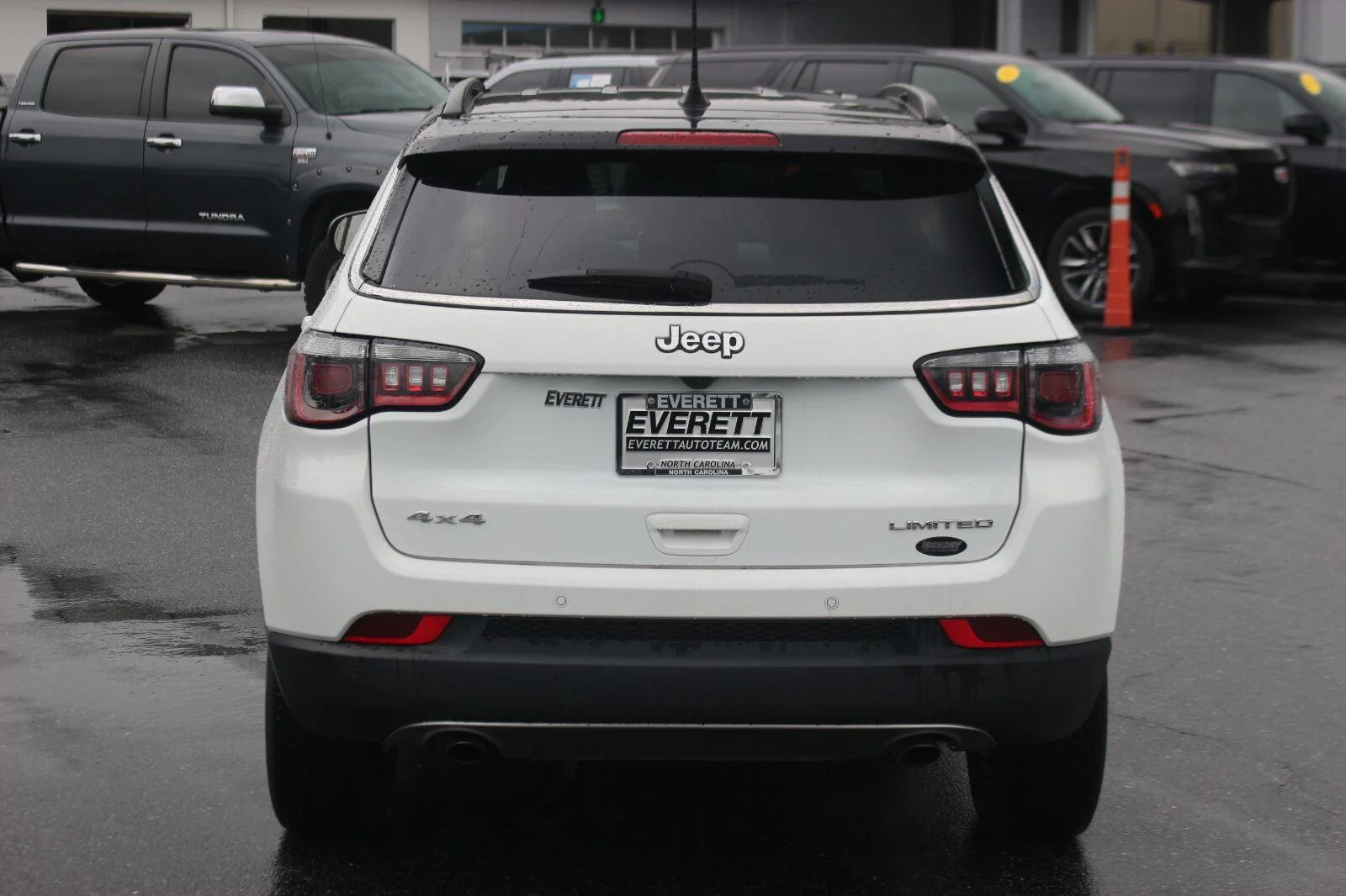 Used 2023  Jeep Limited image 6