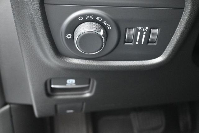 Used 2025 White/off-white Jeep Laredo image 21
