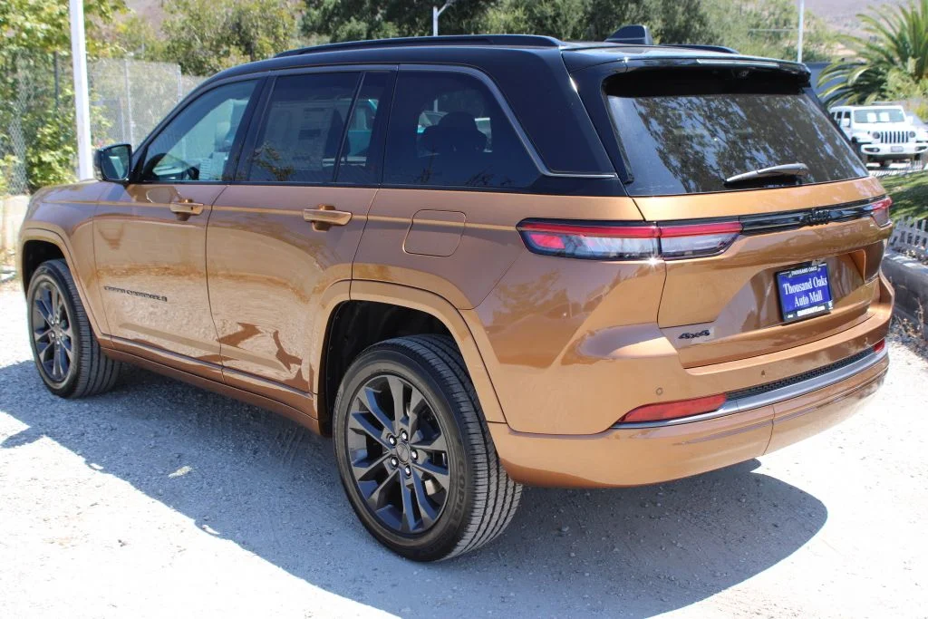 New 2026 Copper Shino Metallic Clear-Coat Exterior Paint Jeep Limited Reserve image 6