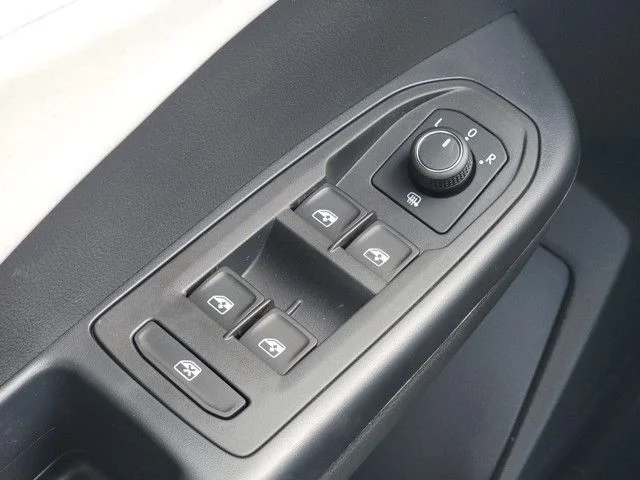 2025 Volkswagen Taos SE - Photo 30
