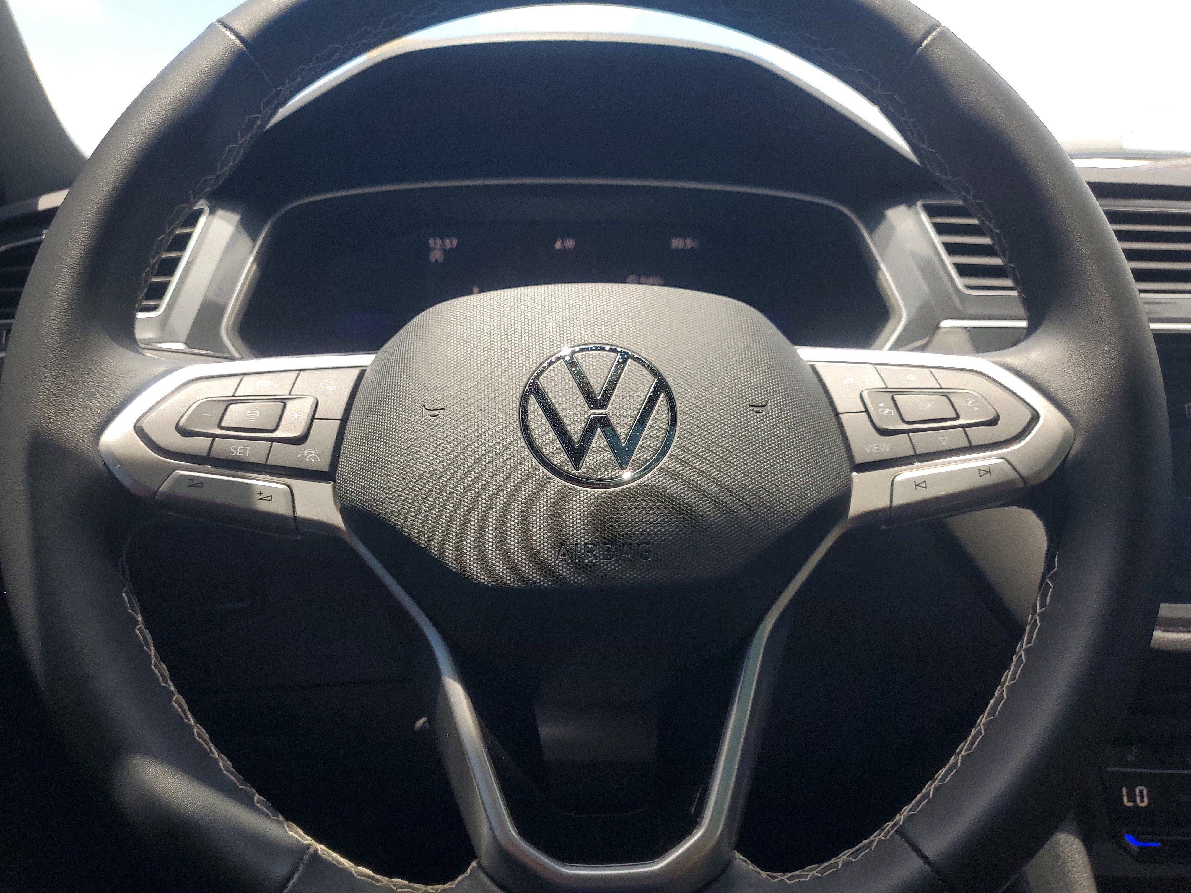 Used 2024 White Volkswagen SE image 22