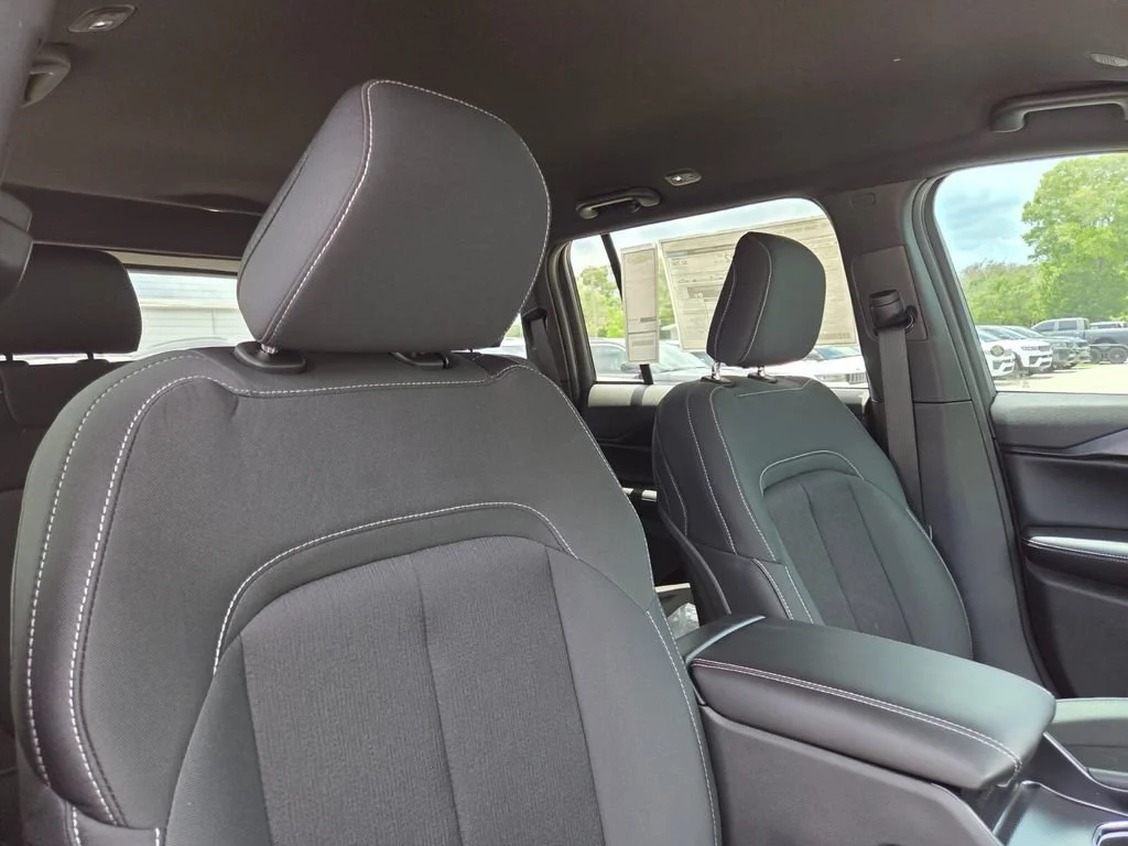 New 2026 Diamond Black Crystal Pearl-Coat Exterior Paint Jeep Laredo image 16