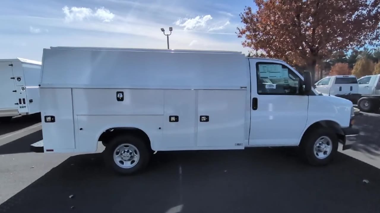 New 2025 Summit White Chevrolet 1WT image 40