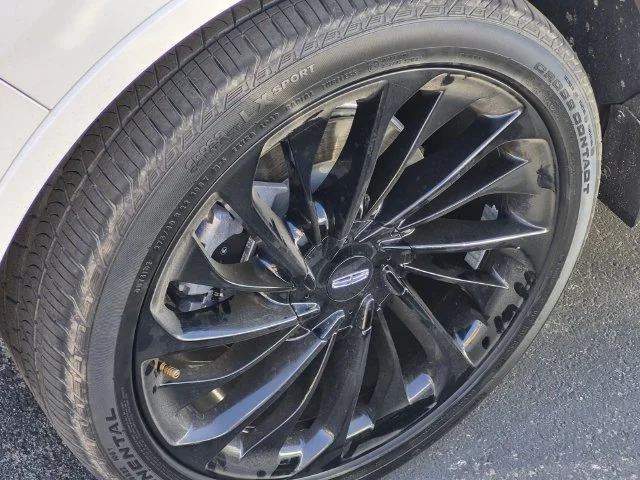 Used 2025 White Metallic Lincoln Reserve image 4