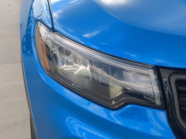 New 2026 Hydro Blue Pearl-Coat Exterior Paint Jeep Latitude image 10