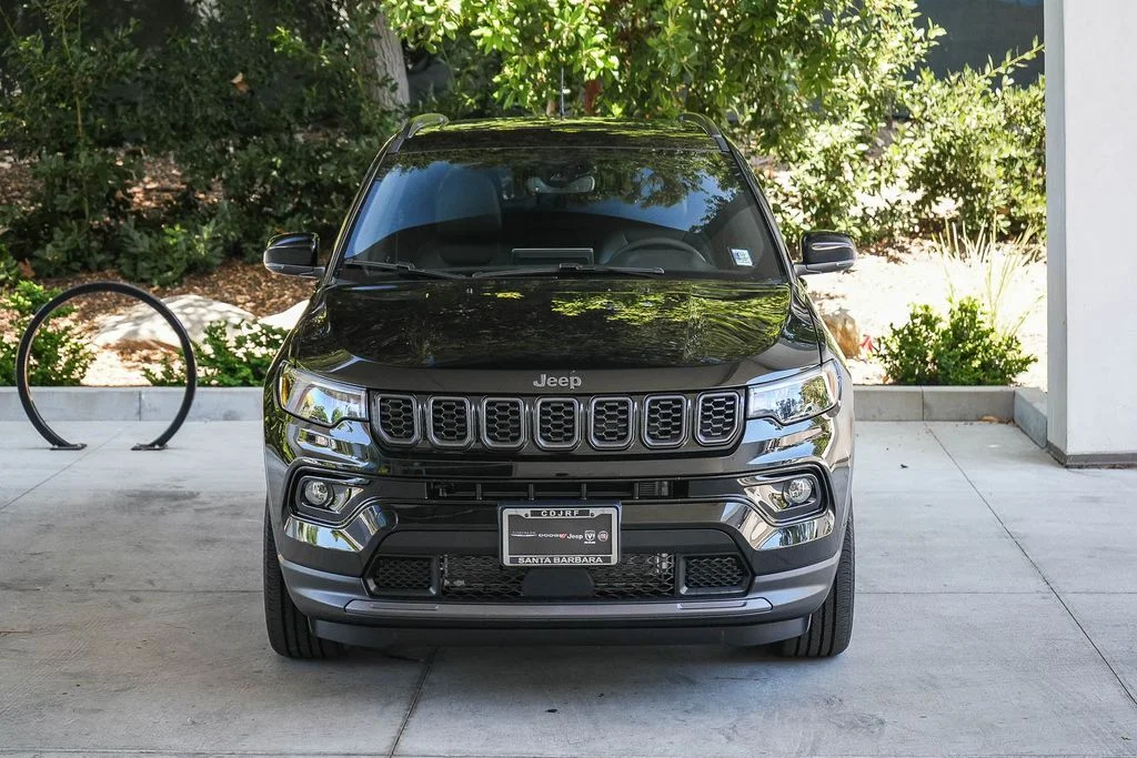 New 2026 Diamond Black Crystal Pearl-Coat Exterior Paint Jeep Limited image 2