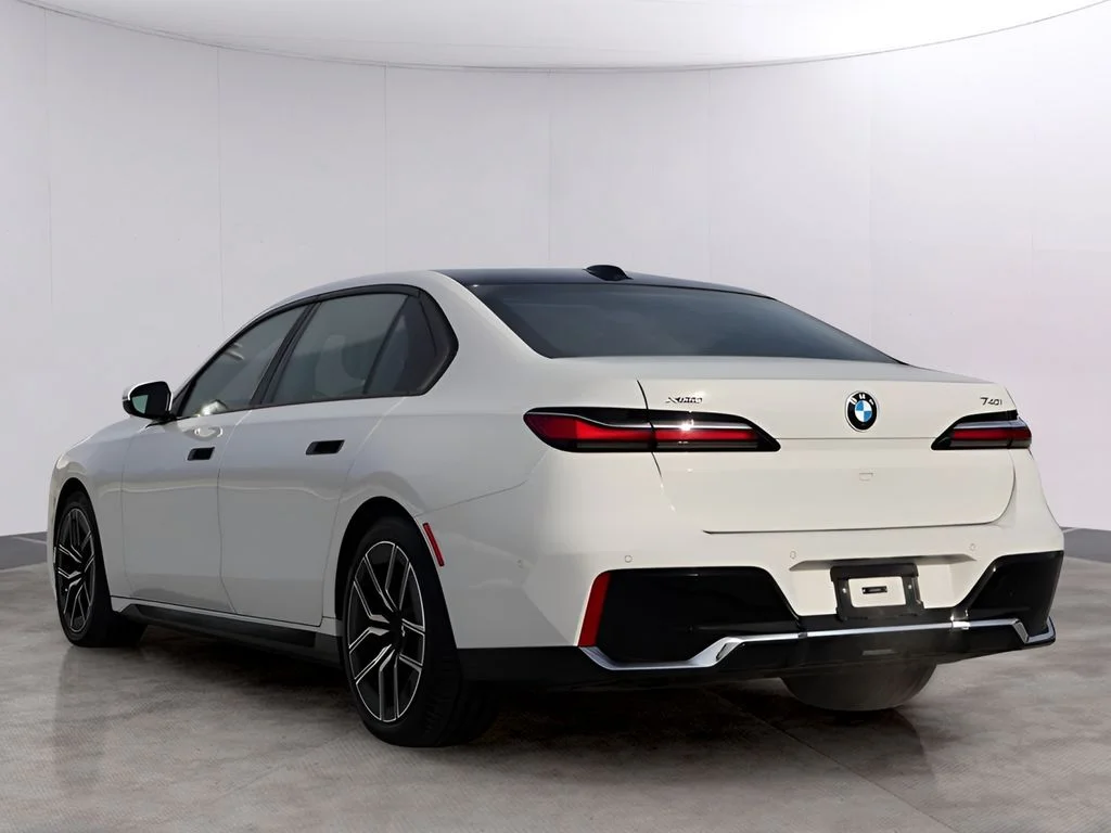 Used 2025 White BMW 740i xDrive image 5