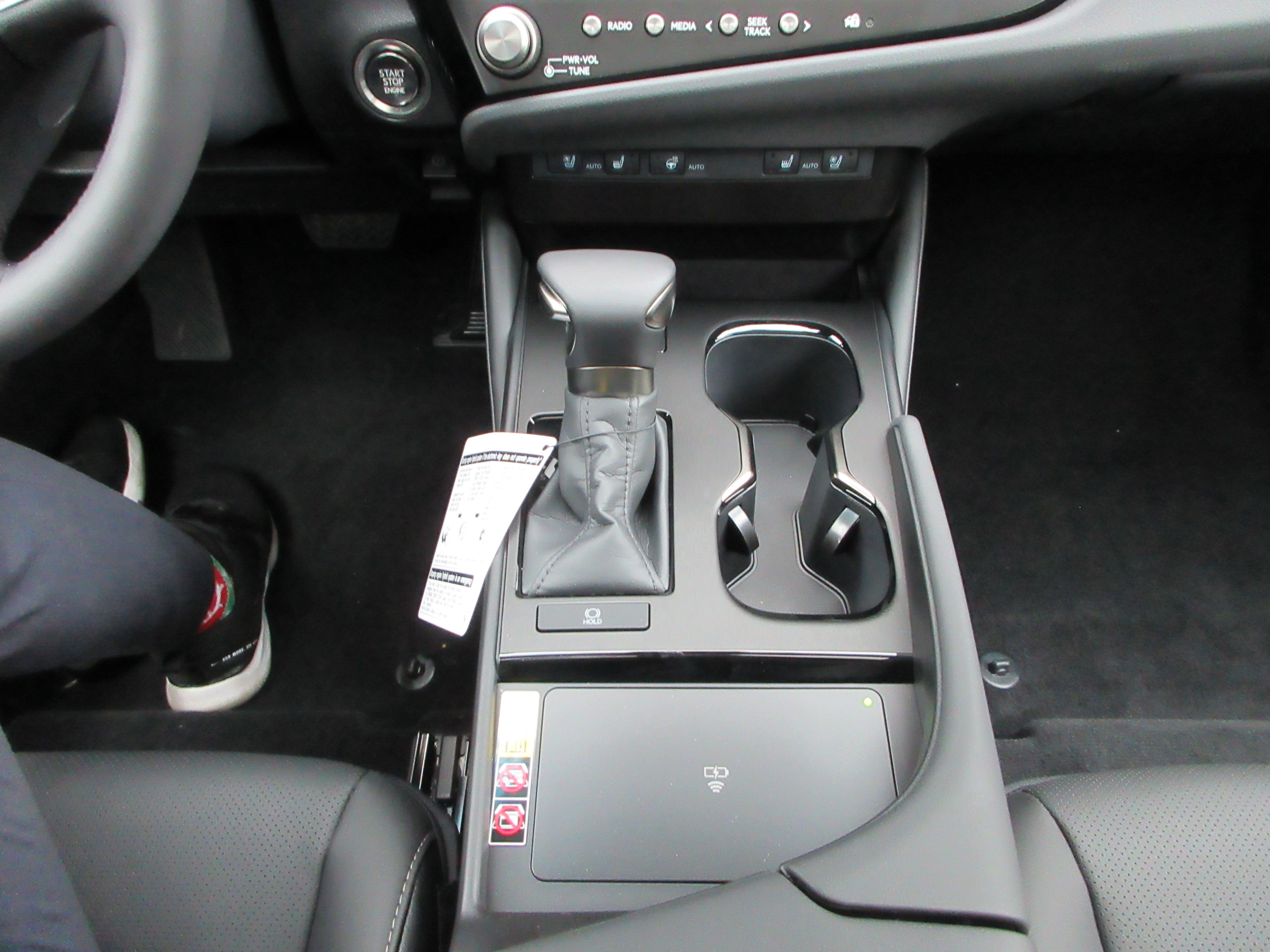 2025 Lexus ES 350 - Photo 44