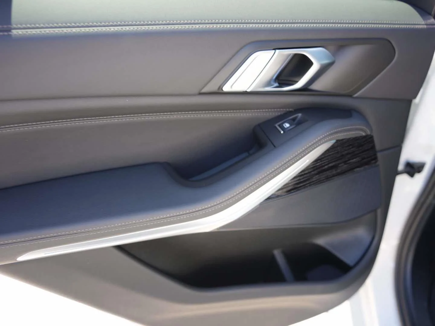 New 2026 Alpine White BMW xDrive40i image 9