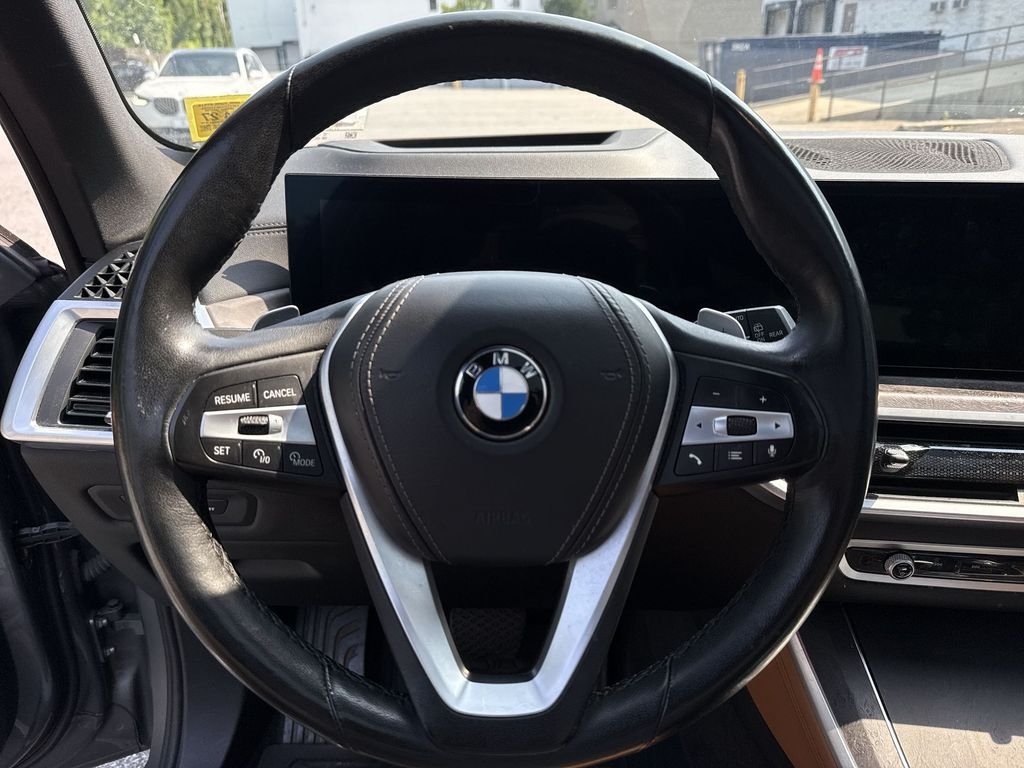 Used 2024 Gray Metallic BMW xDrive40i image 4