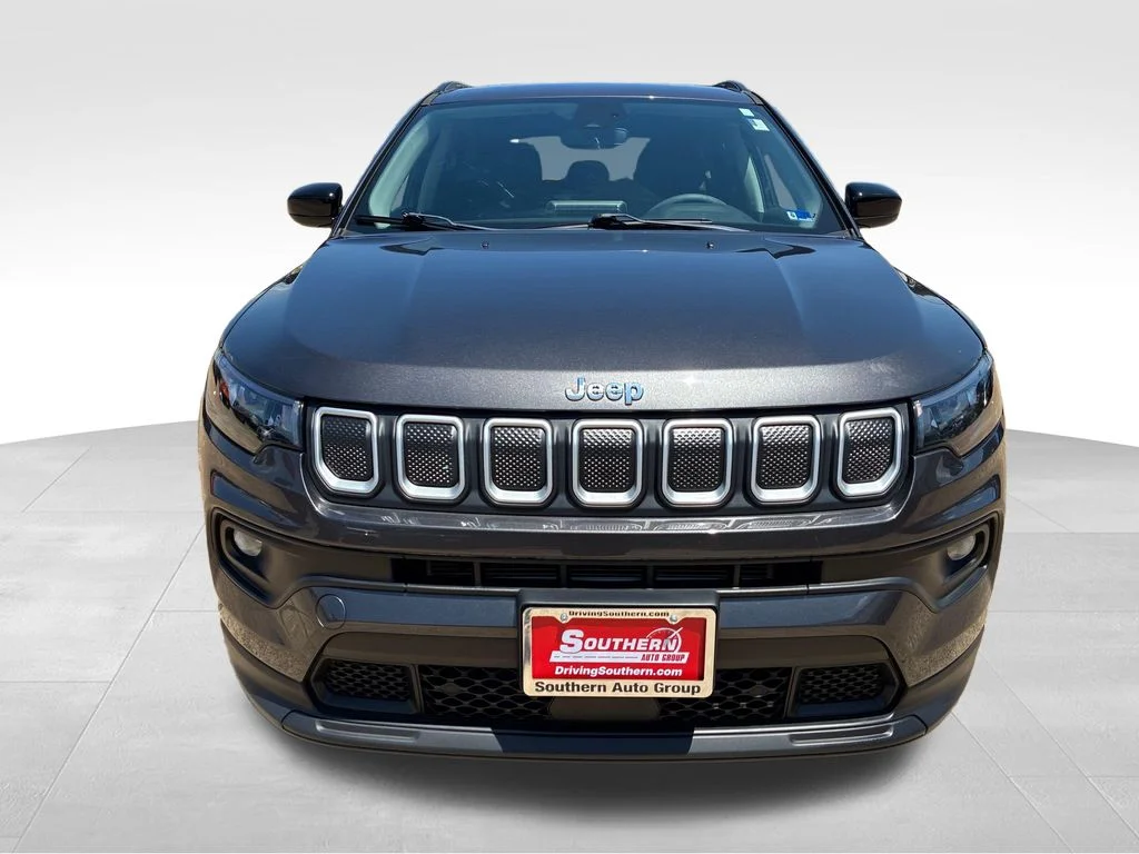 Used 2022 Gray Jeep Latitude image 9