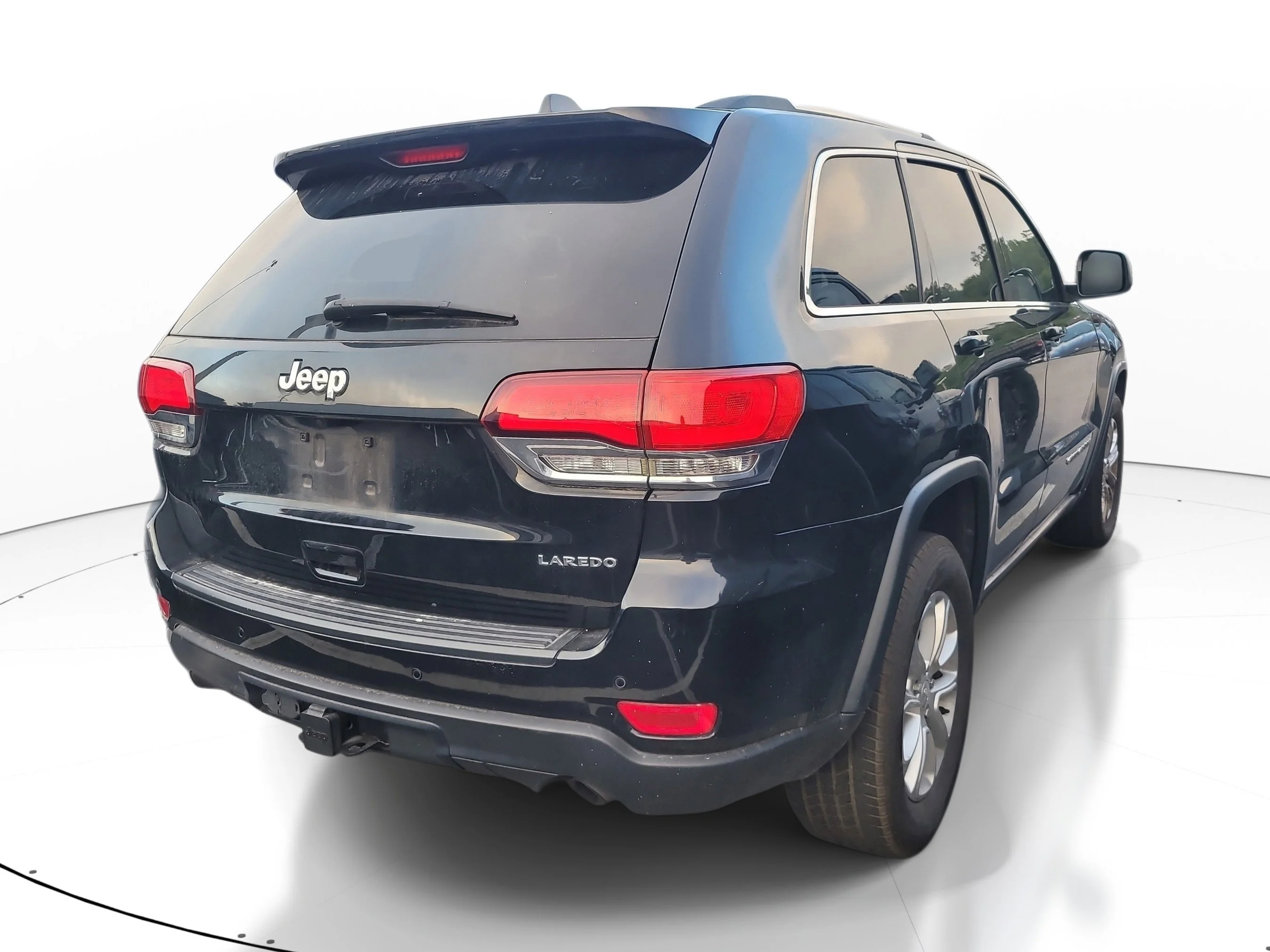 Used 2021 Diamond Black Crystal Pearlcoat Jeep Laredo E image 4