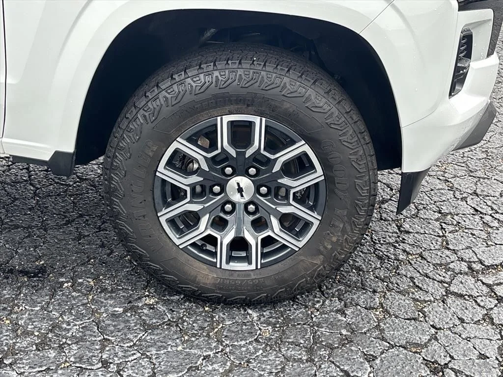 Used 2025 White Chevrolet Z71 image 10