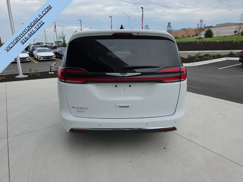 Used 2025 White Chrysler Select image 4