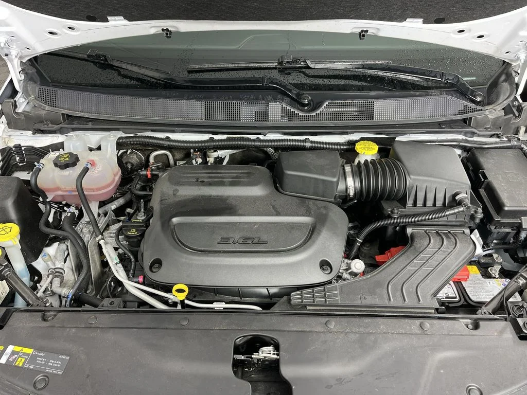 Used 2025 White Chrysler Limited image 29