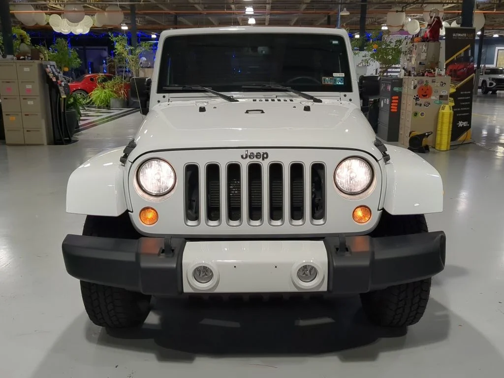 Used 2016 White Jeep Unlimited Sahara image 3
