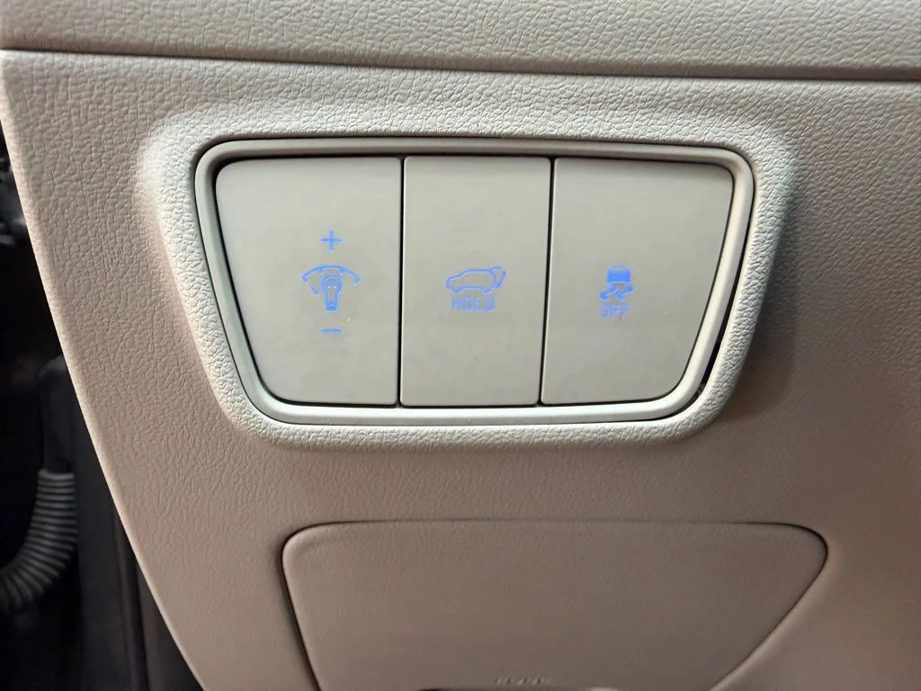 Used 2022 Amazon Gray Hyundai SEL image 18